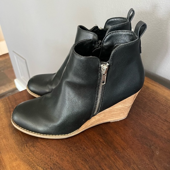 Dolce Vita Women’s Zip Bootie - Picture 2 of 5